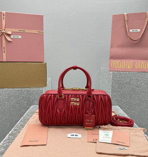 미우미우 아르카디 마테라쎄 나파 가죽 백 27CM (renewal ver.)