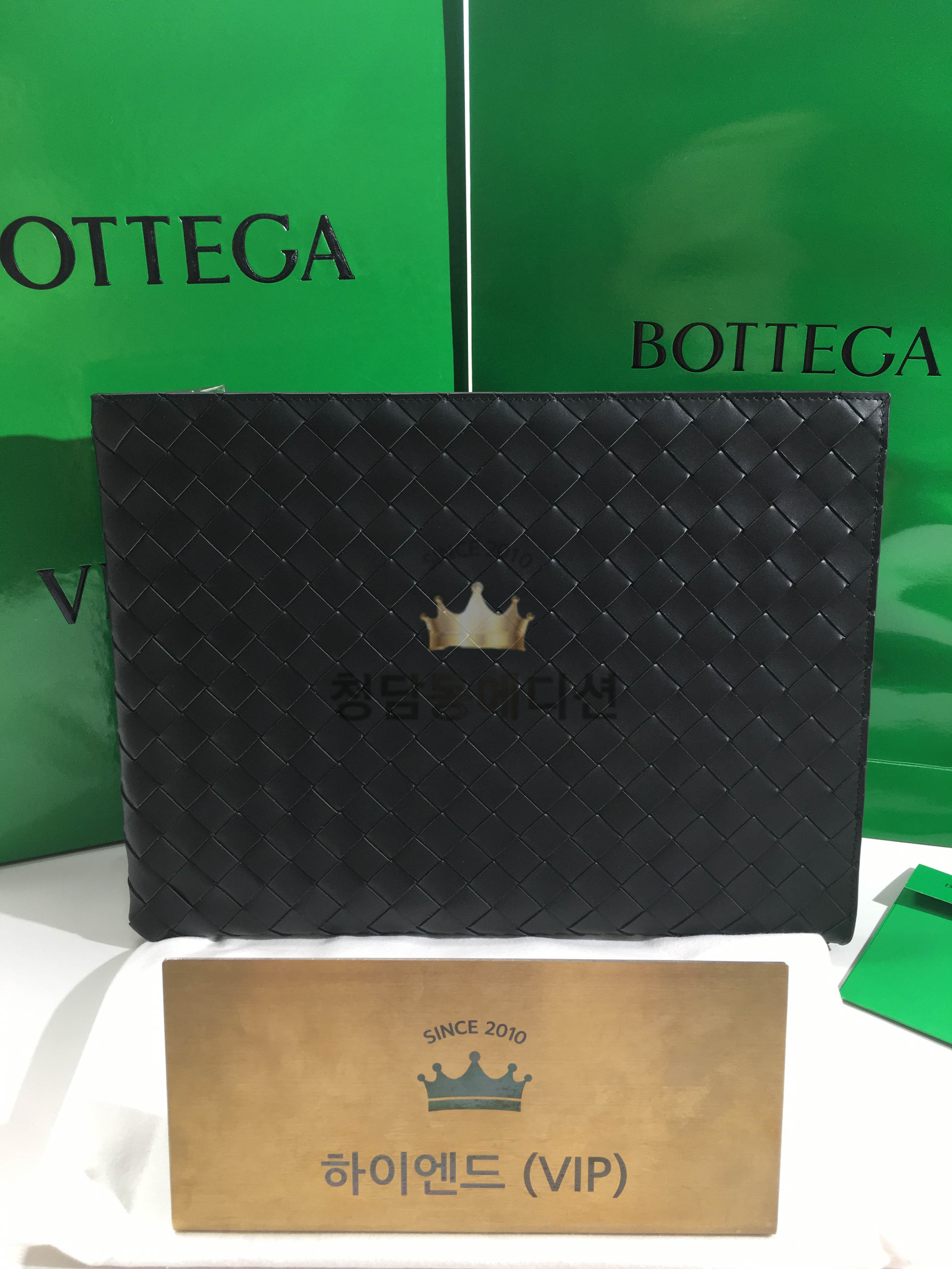 보테가베네타 인트레치아토 하프 클러치 607479 (컬러 블랙 내부 레드)