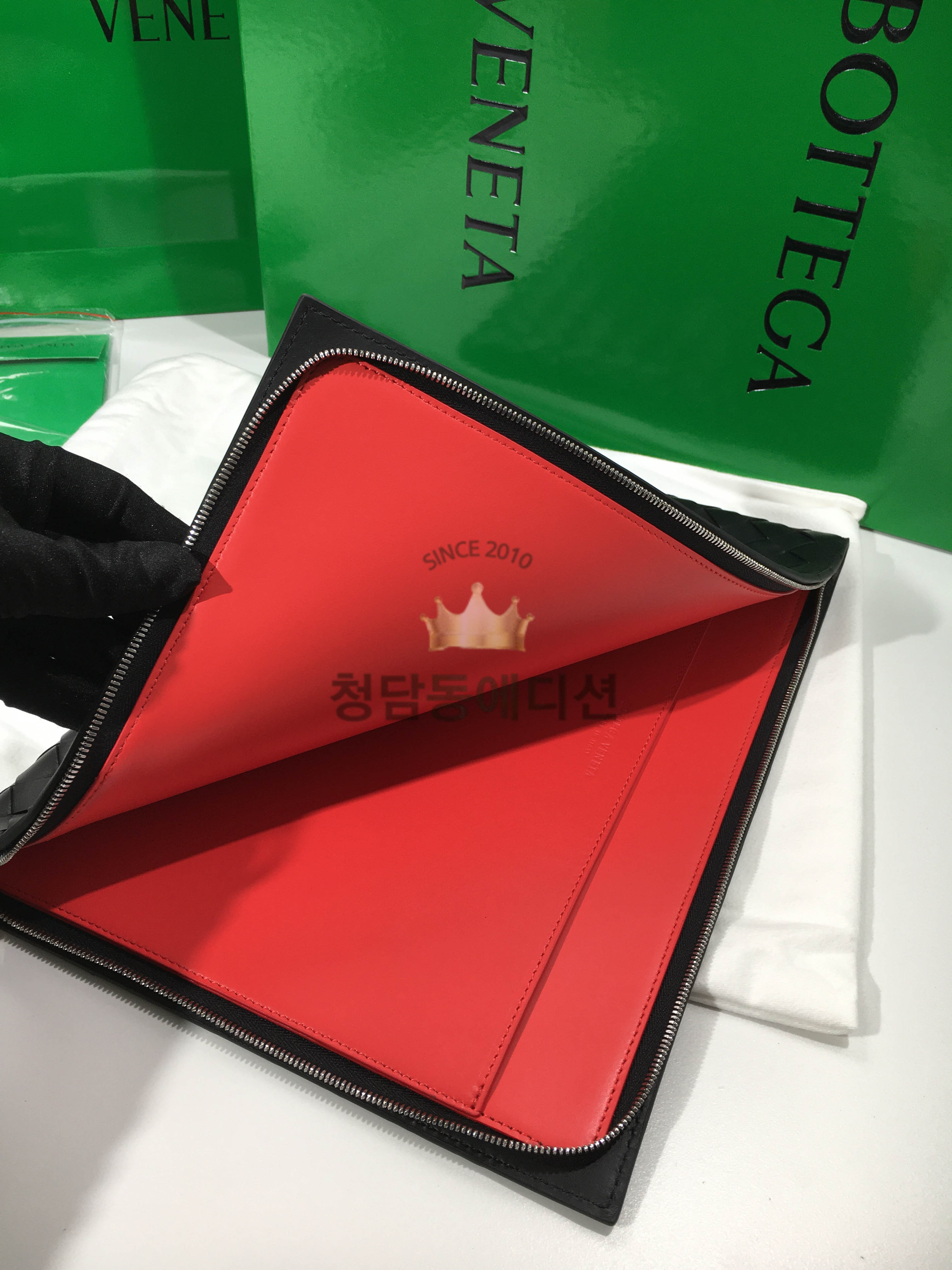 보테가베네타 인트레치아토 하프 클러치 607479 (컬러 블랙 내부 레드)