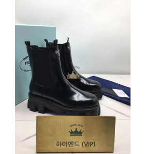프라다 모놀리스 브러시드 가죽 부티