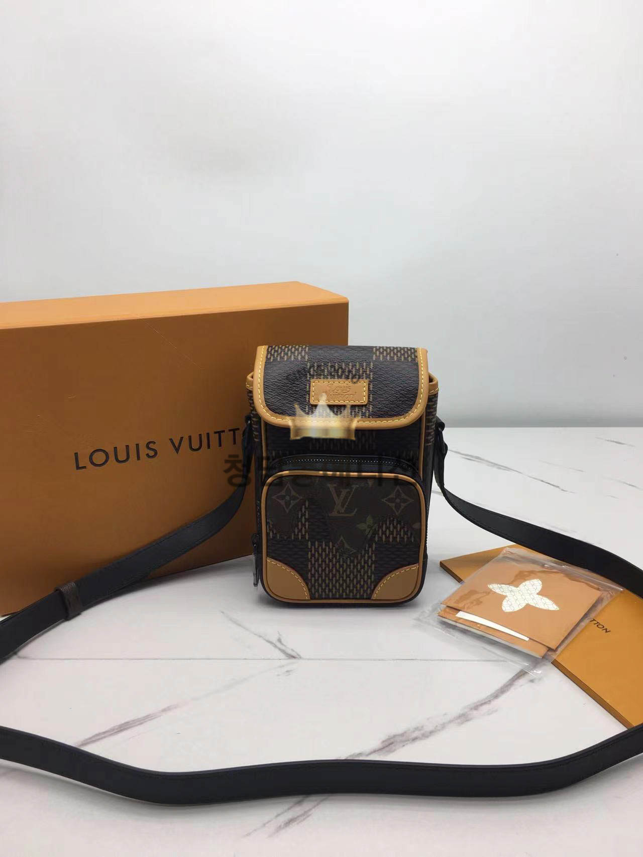 루이비통 니고 x 아마조네 메신저백