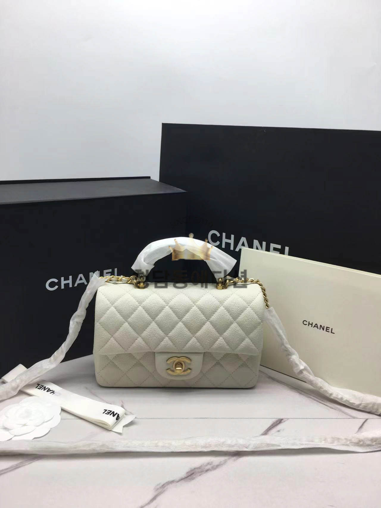 샤넬 핸들 장식의 미니 플랩백 그레인드 카프스킨 (upgrade.ver)