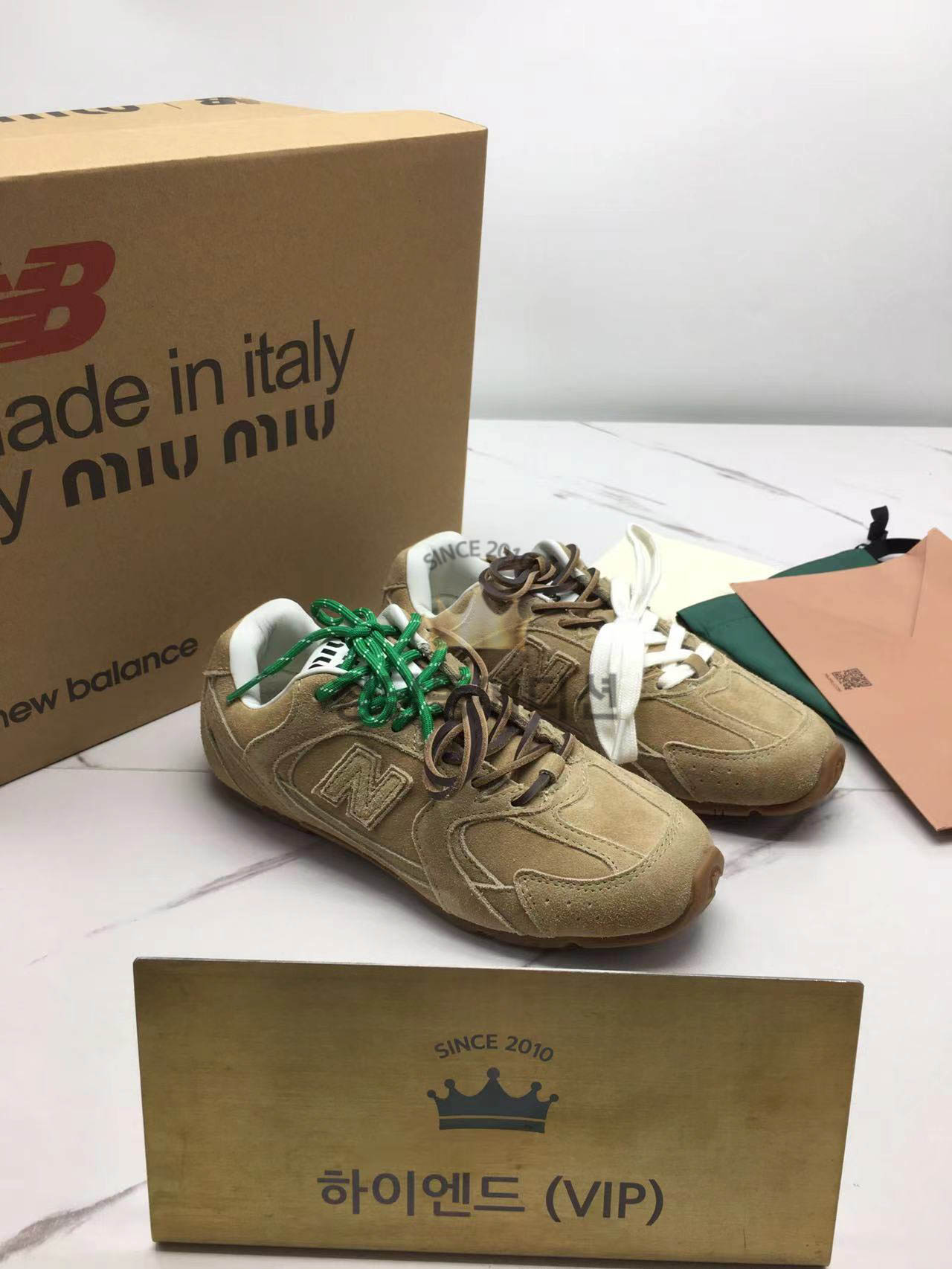 미우미우 x 뉴발란스 530 스니커즈