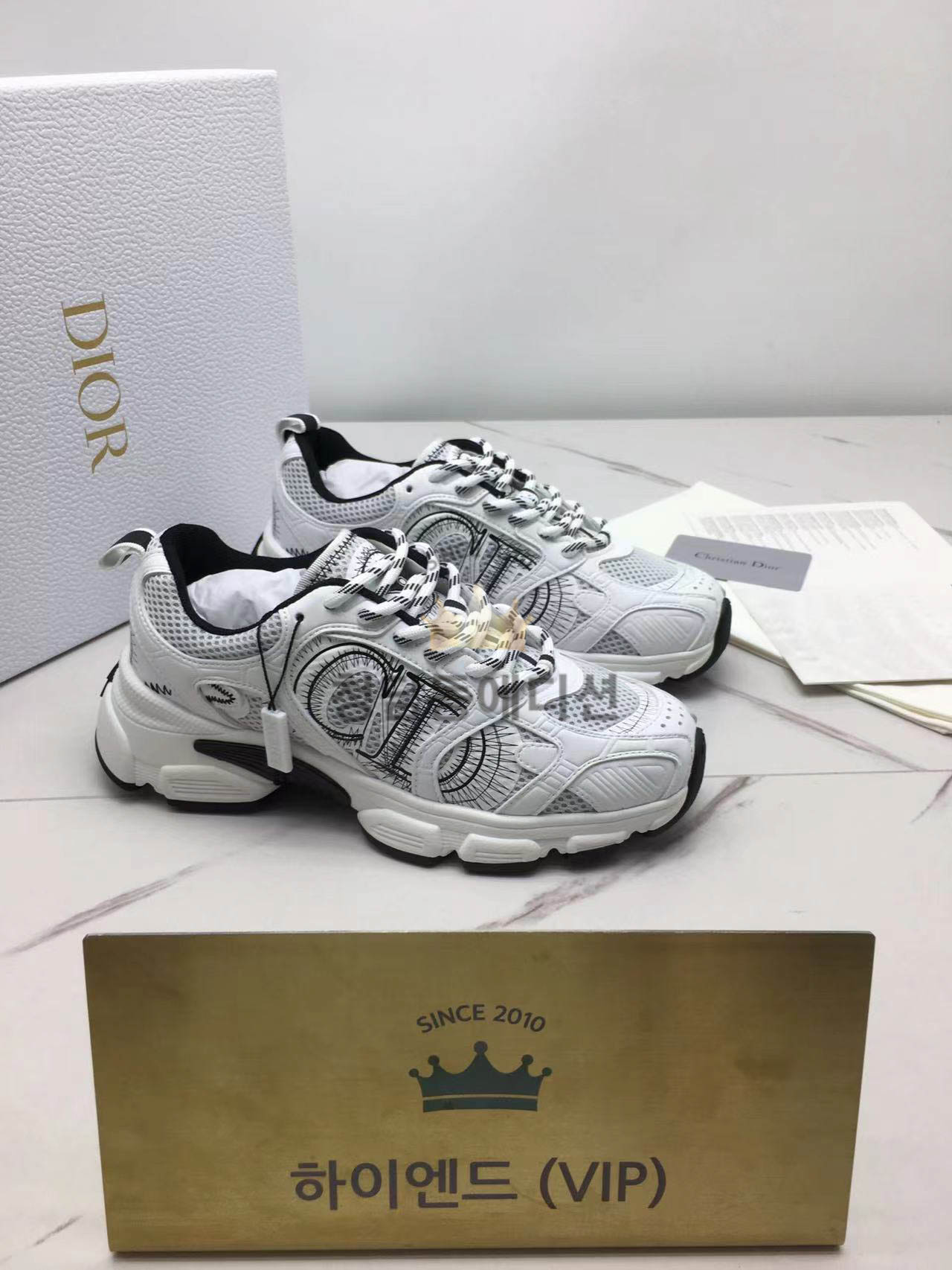 디올 크로노 스니커즈