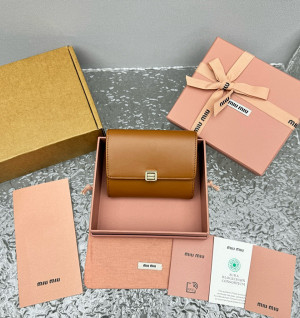 미우미우 플랩 3단 지갑