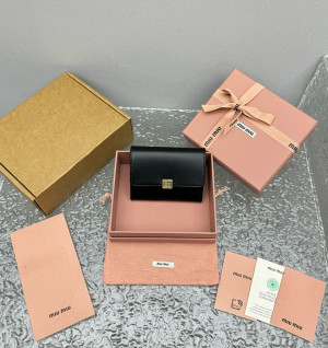 미우미우 플랩 카드 지갑