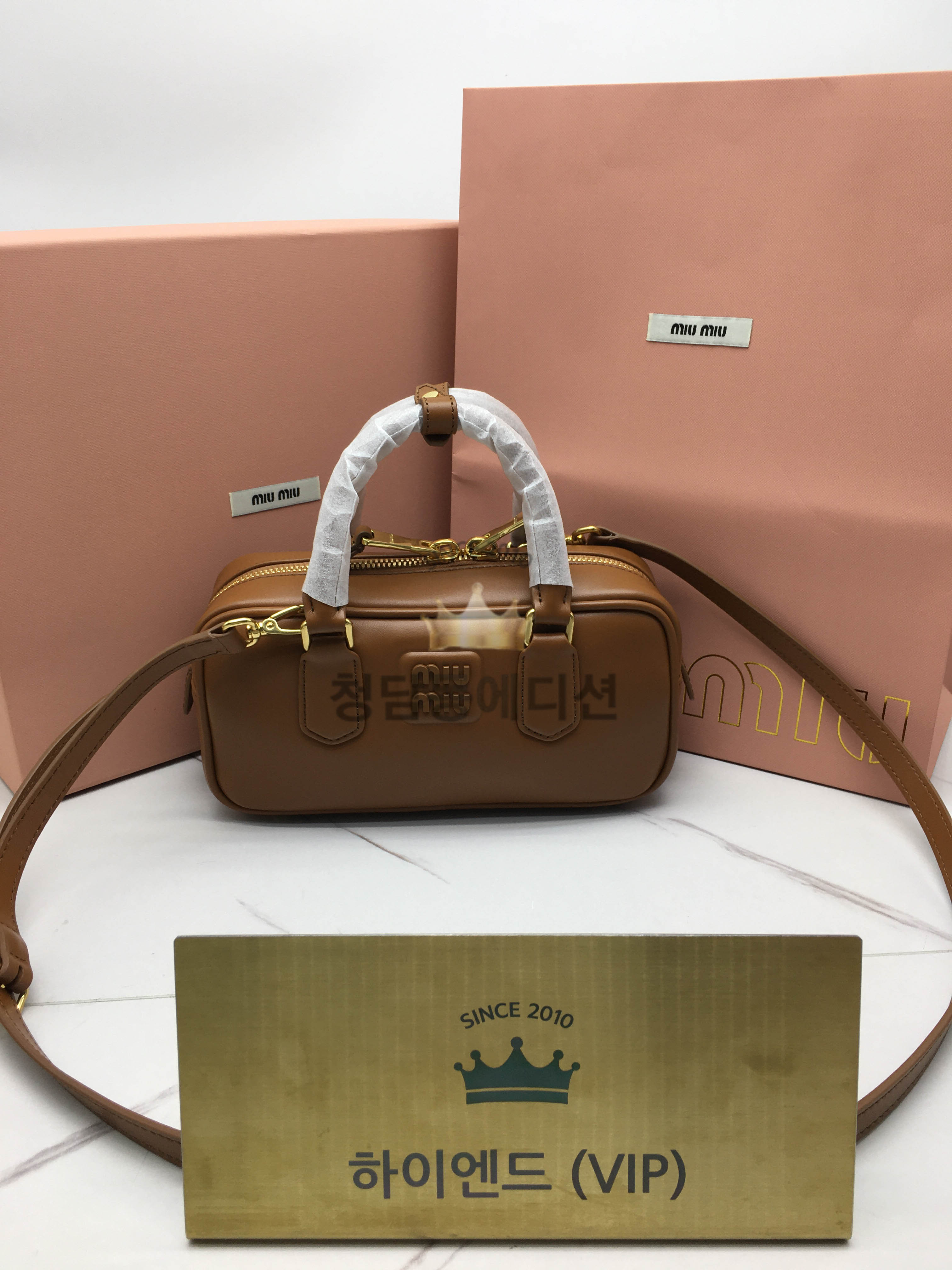 미우미우 아르카디 가죽백 레귤러 (renewal ver.)