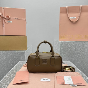 미우미우 아르카디 가죽백 레귤러 (renewal ver.)