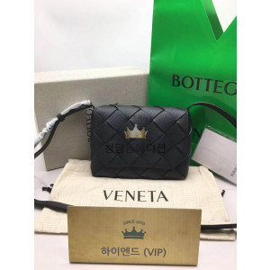 보테가베네타 DIAGO 다이고 프론트 플랩 그레인드 레더 크로스백 블랙