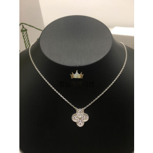 반클리프 알함브라 펜던트 목걸이 (빈티지 사이즈) (컬러 화이트골드) (V-gold소재)