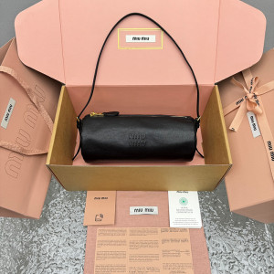 미우미우 나파 가죽 파우치