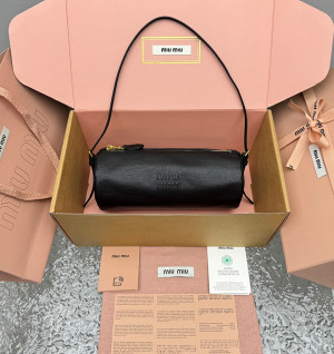 미우미우 나파 가죽 파우치