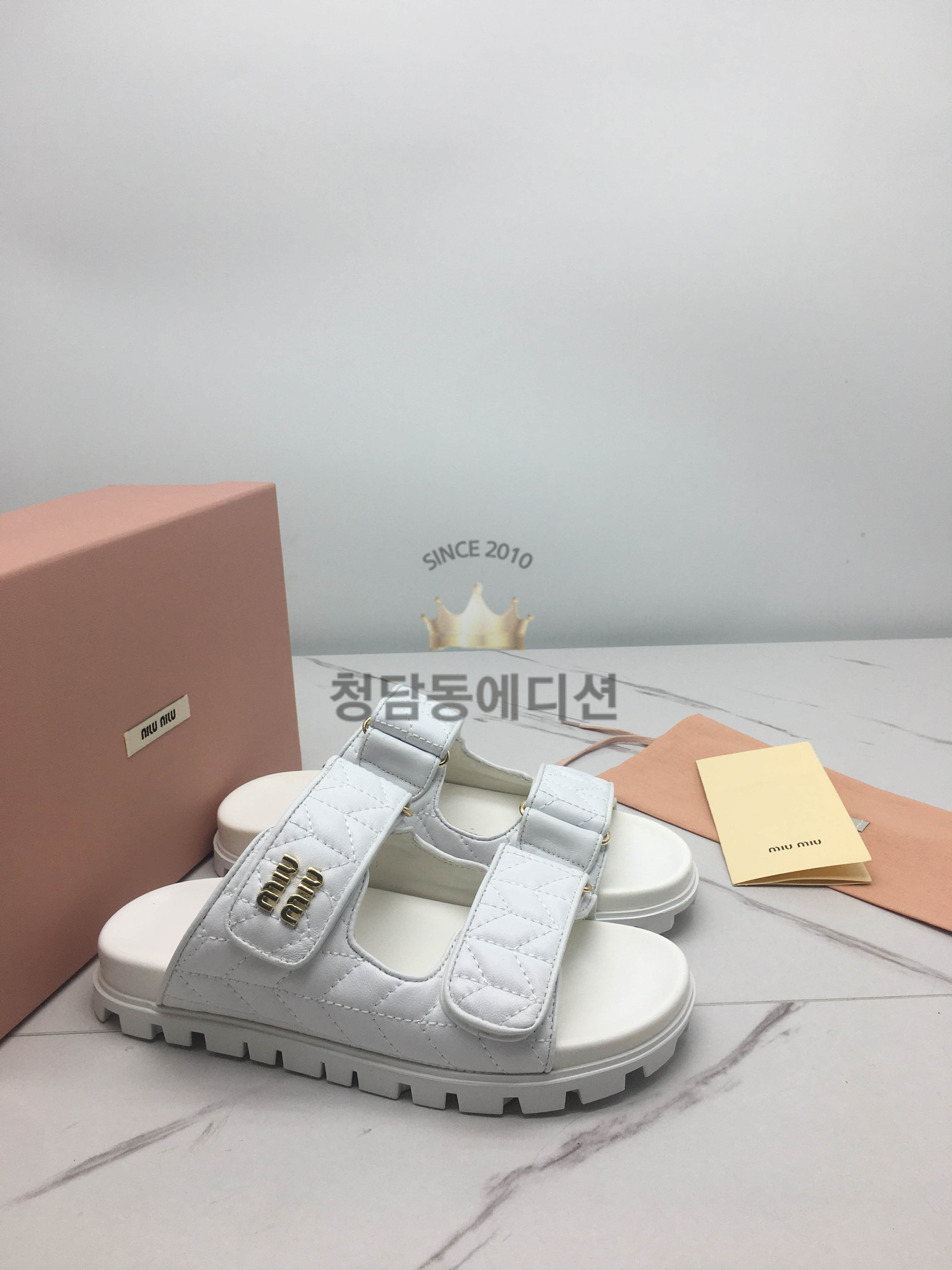 미우미우 나파 가죽 슬라이드 (컬러 화이트)