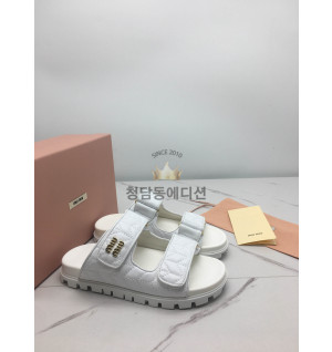 미우미우 나파 가죽 슬라이드 (컬러 화이트)