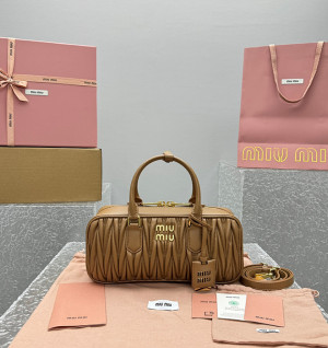 미우미우 아르카디 마테라쎄 나파 가죽 백 27CM (renewal ver.)