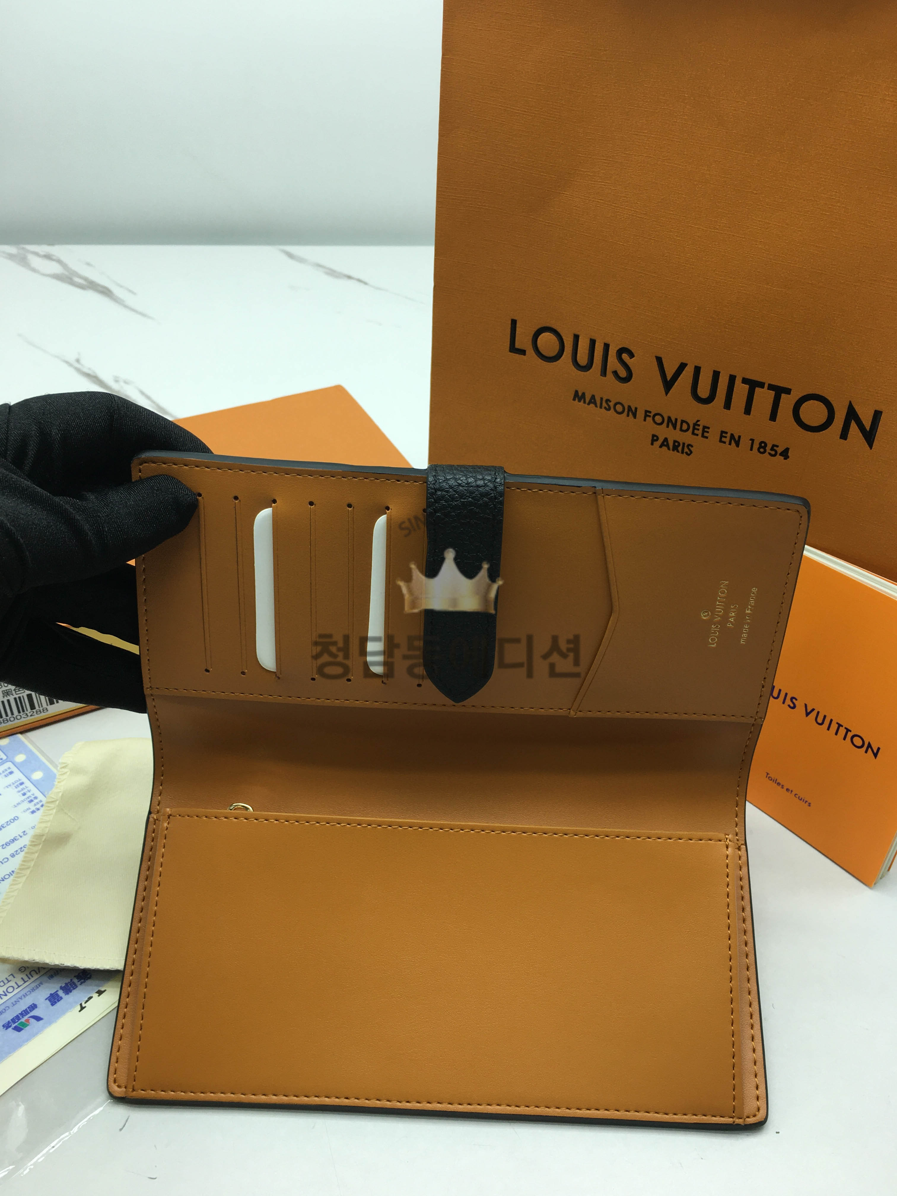 루이비통 버티컬 월릿 M81330 (upgrade ver.)