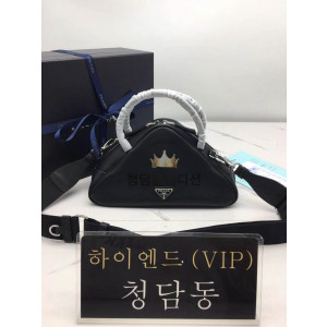 프라다 트라이앵글 토트백