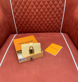 루이비통 로우 키 컴팩트 지갑 M12148