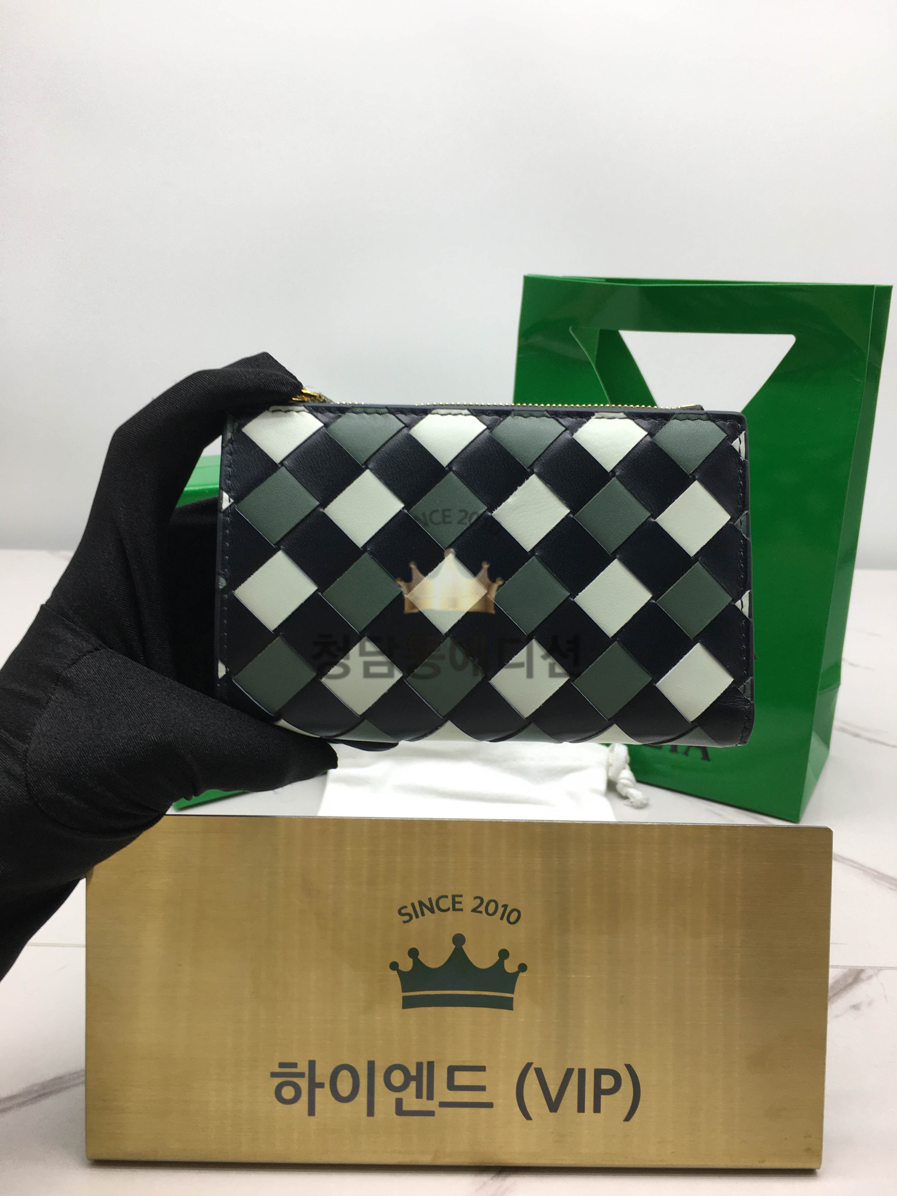 보테가 베네타 미디움 인트레치아토 폴더형 지갑 749940