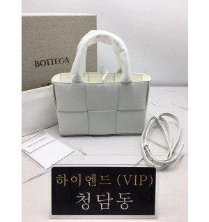 보테가베네타 아르코 토트백 미니 (컬러 화이트)