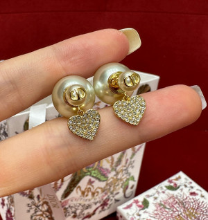 디올 트리발 하트 귀걸이