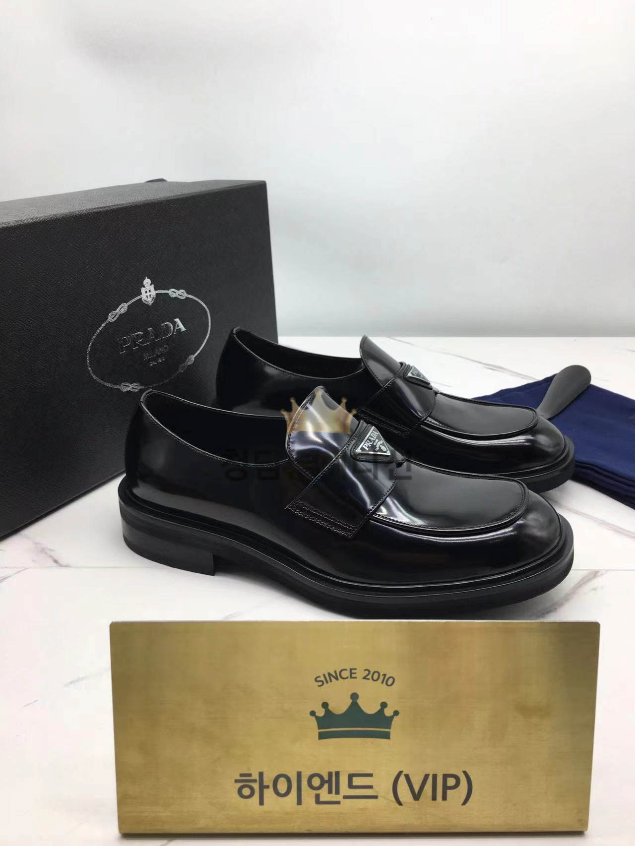 프라다 브러시드 레더로퍼 (남성용)