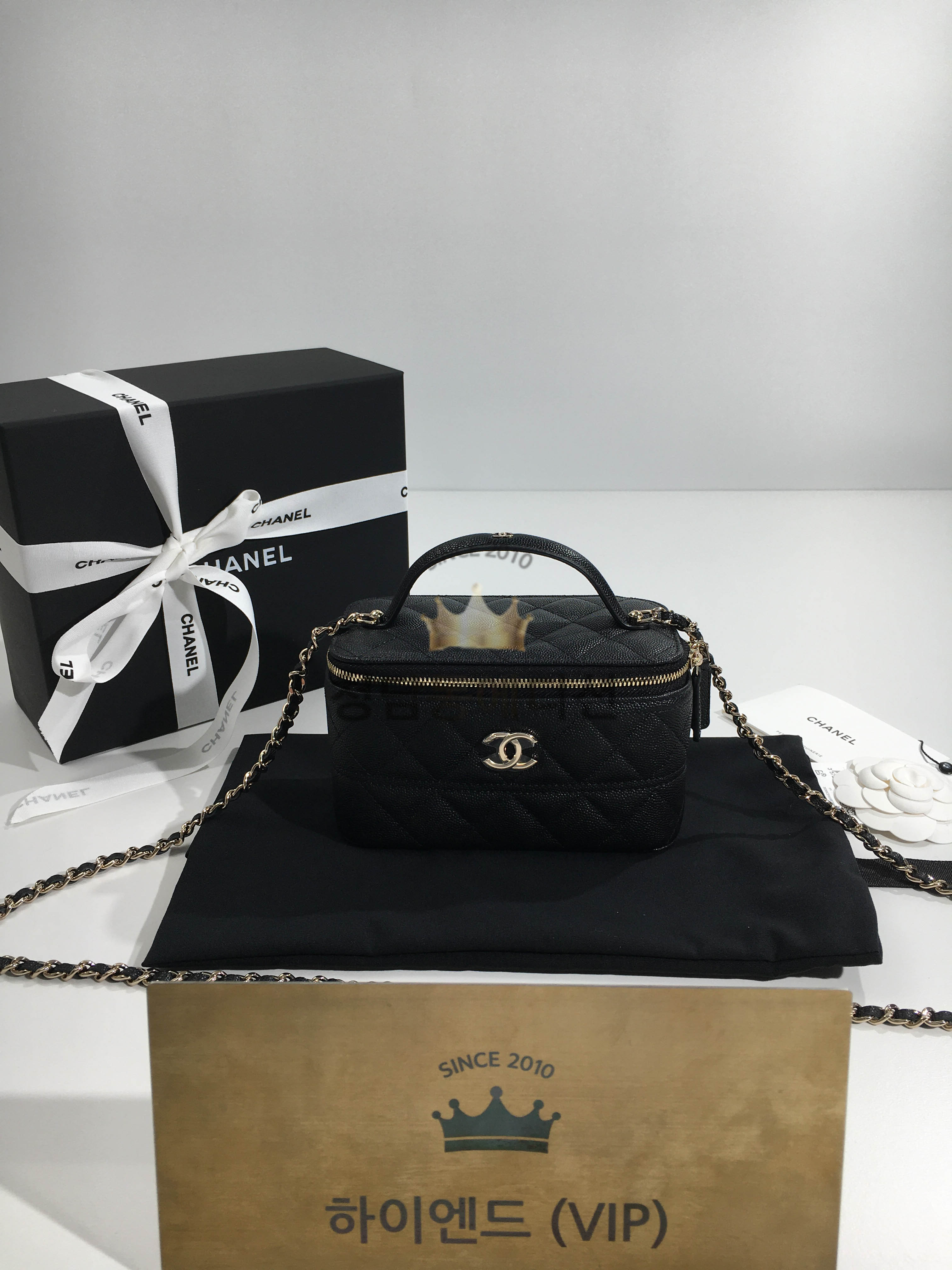 샤넬 25C 크루즈 베니티 탑핸들 CC로고 코스메틱백 캐비어 블랙  AP4404