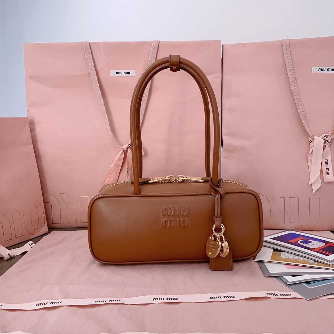 미우미우 보 스몰 백 카프스킨