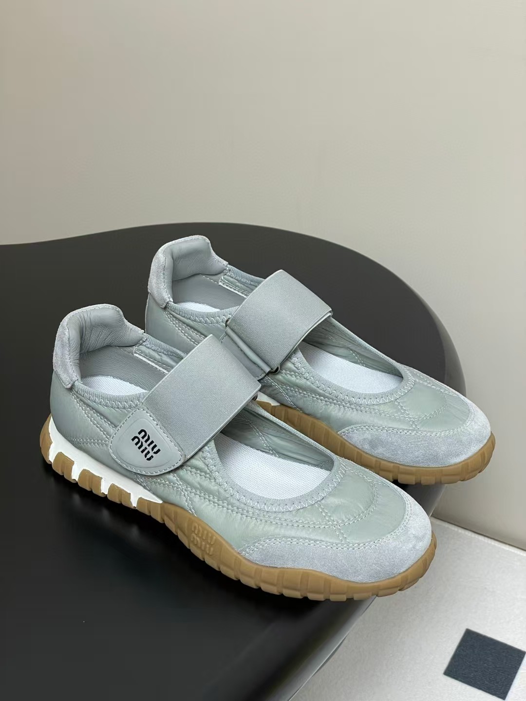 미우미우 타이어 테크니컬 패브릭 스웨이드 발레리나 스니커즈