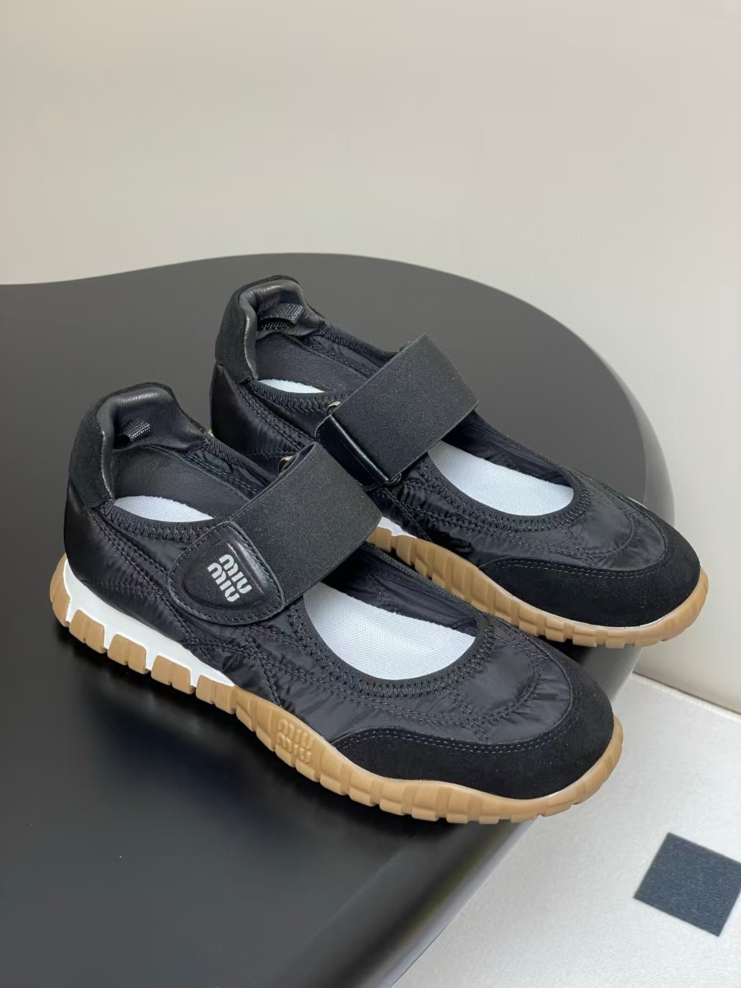 미우미우 타이어 테크니컬 패브릭 스웨이드 발레리나 스니커즈