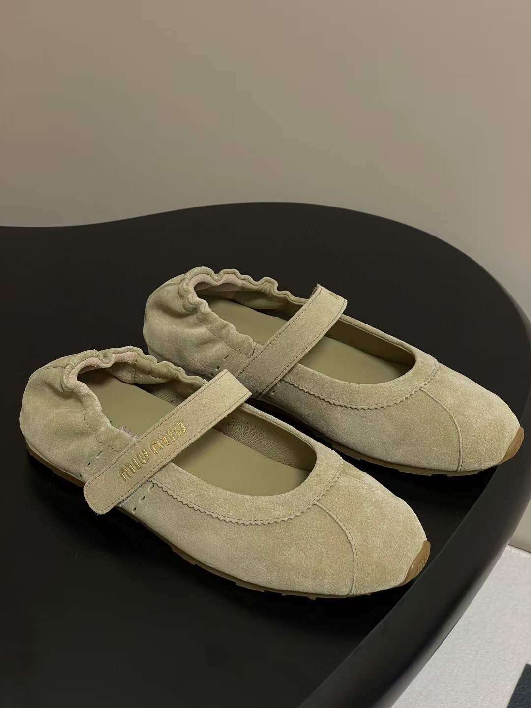 미우미우 플룸 발레리나 스니커즈 (컬러 카키)