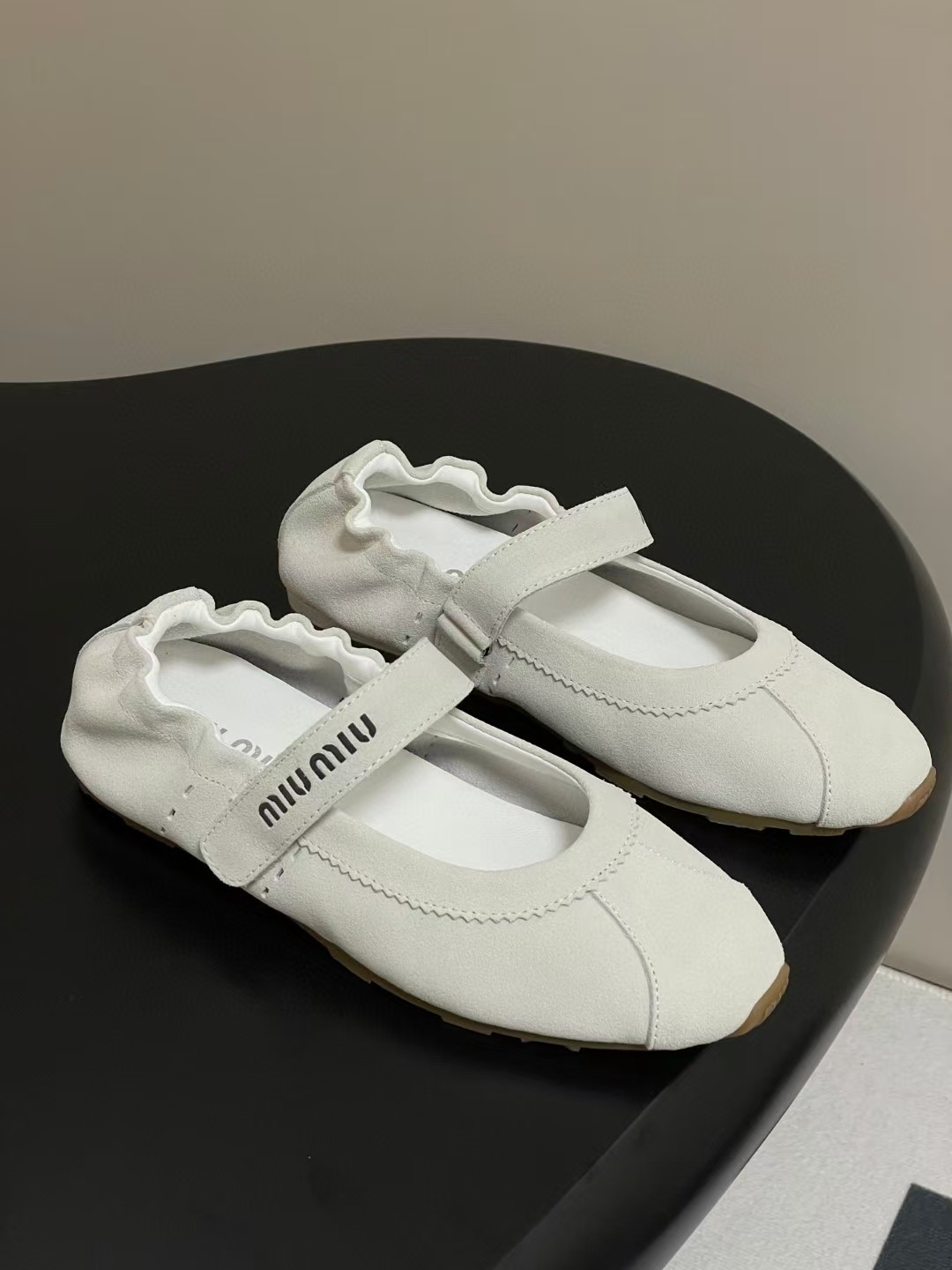 미우미우 플룸 발레리나 스니커즈 (스웨이드)