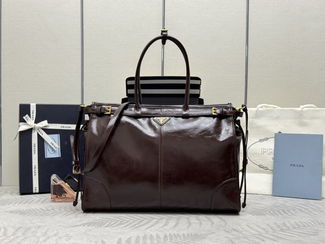 프라다 엑스트라 라지 가죽 핸드백 1BA439