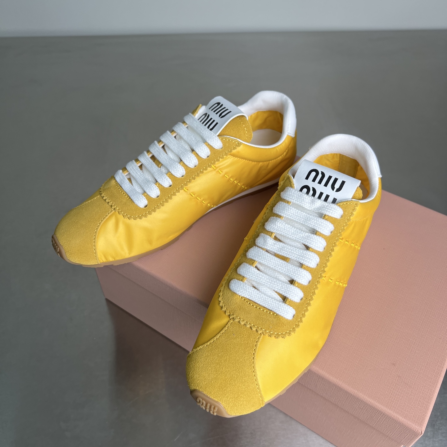 미우미우 플룸 스니커즈 (컬러 옐로우)