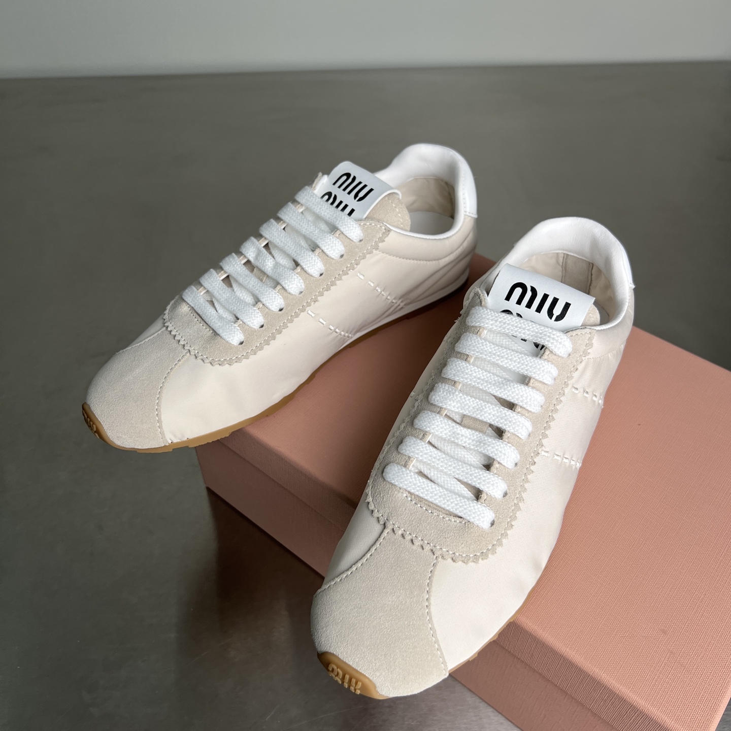 미우미우 플룸 스니커즈 (컬러 아이보리)