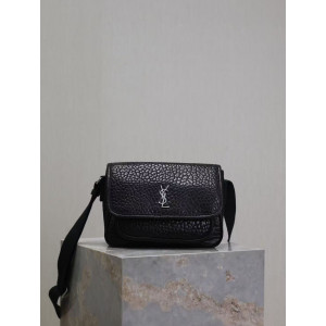 생로랑 그레인 램스킨 소재의 NIKI 스몰 메신저 백