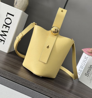 로에베 페블 버킷백