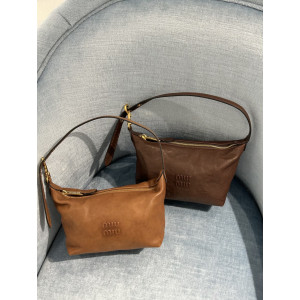 미우미우 25FW 나파 레더 파우치 숄더백 (컬러 오크, 브라운)