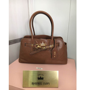 미우미우 아방뛰르 나파 가죽 라지 백 (컬러 오크)