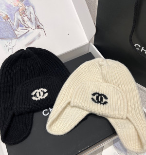 샤넬 CC 로고 이어플랩 니트 비니 (컬러 블랙, 아이보리)