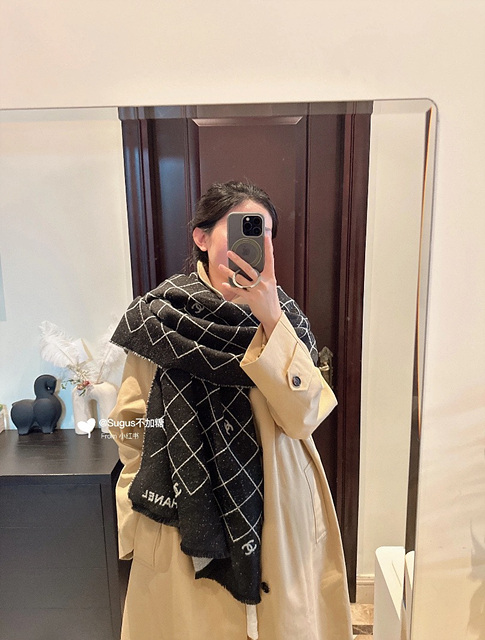 샤넬 CC 로고 다이아 패턴 머플러